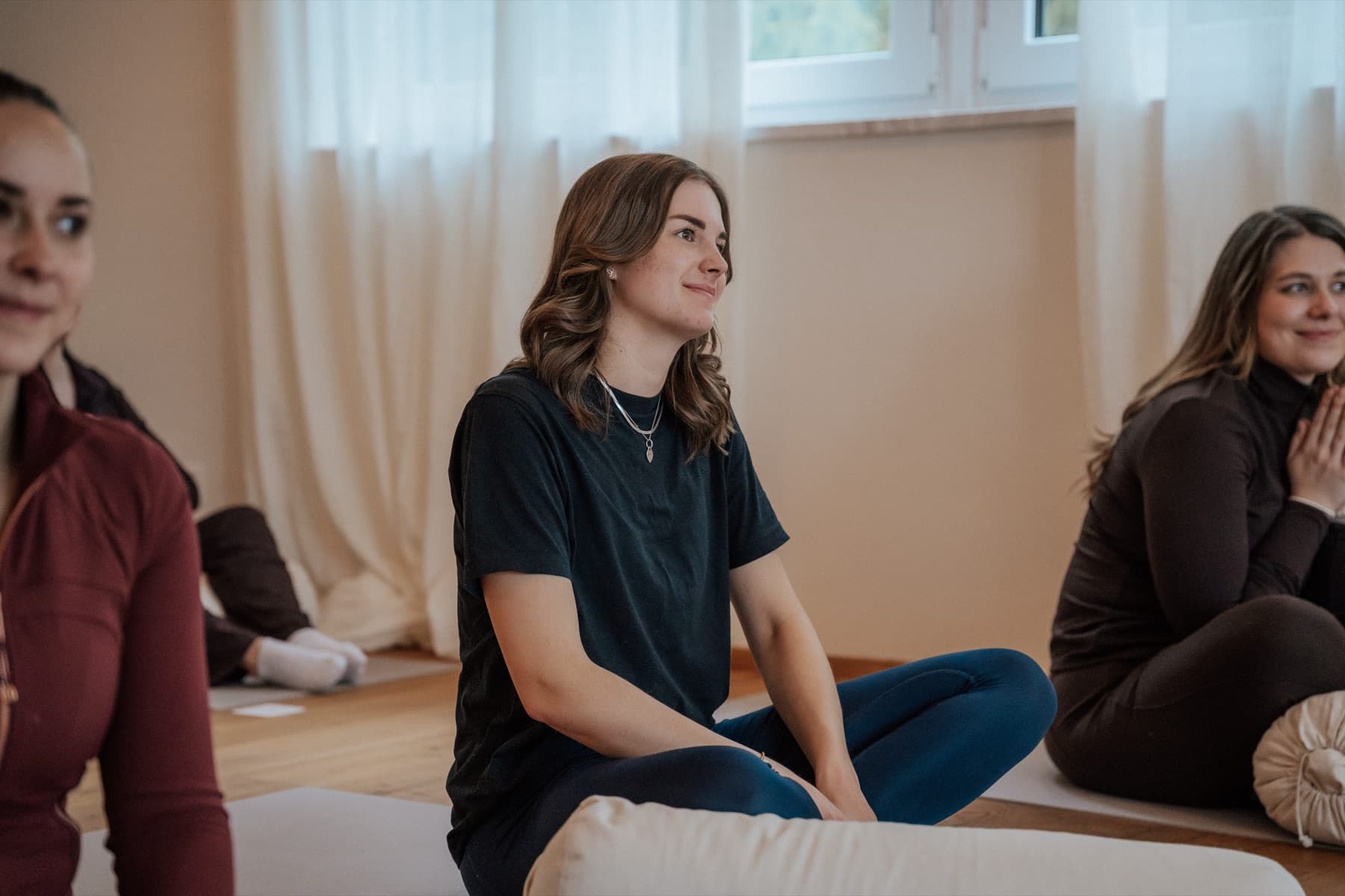 Teilnehmerinnen sitzen gemeinsam im keyo Studio während einer Class